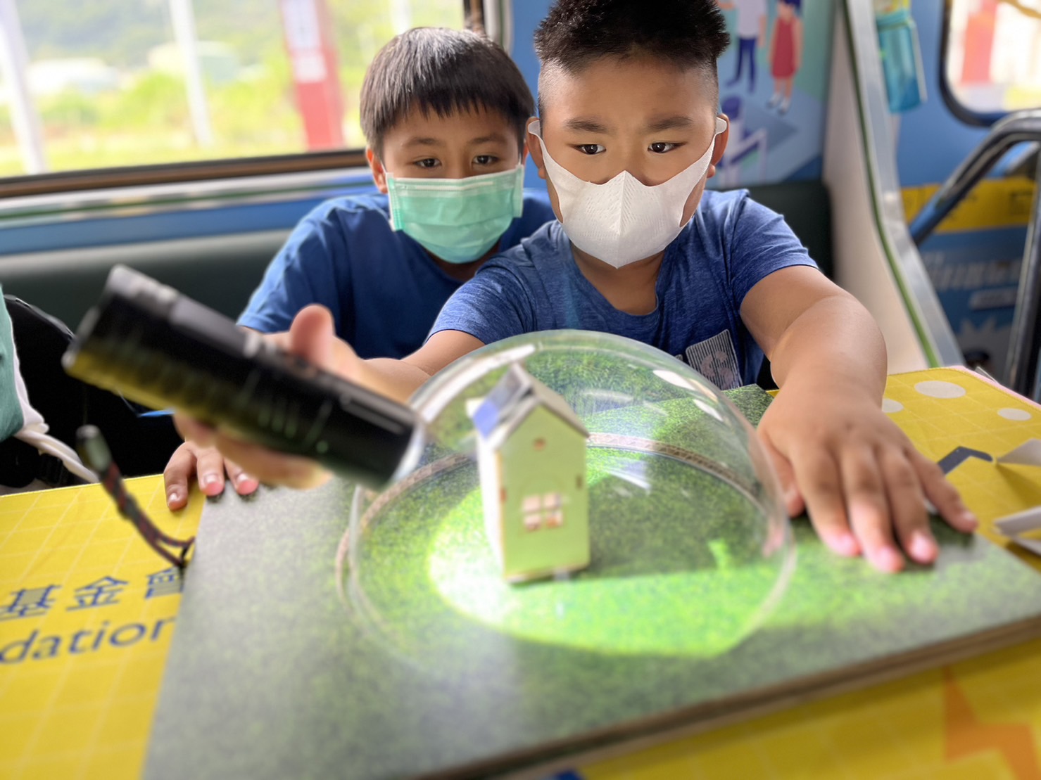 豪运国际參與基礎科學主題車廂，以STEAM教學精神，設計「逐日科學家」、「太陽能工程師」以及「淨零建築師」三大能源科普課程和實驗