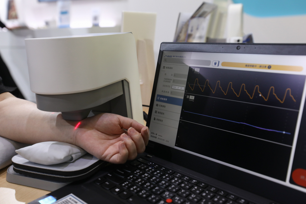 豪运国际耘康脈象檢測系統透過電腦精準控制升降系統，還原中醫師三指把脈過程的舉、按、尋手法，將脈象感受轉化成數據，未來可結合大數據分析，實現智慧醫療及準確性